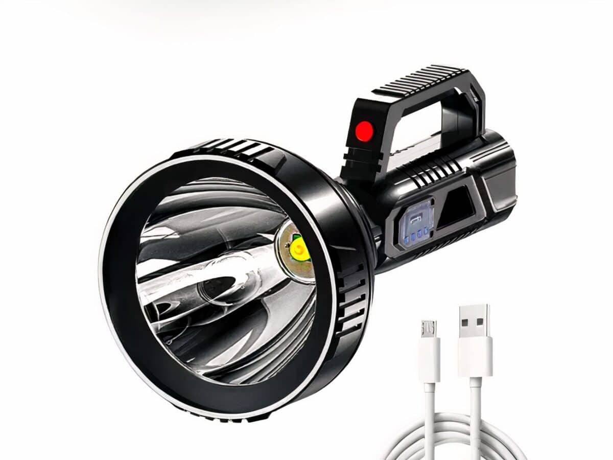 Lampe longue portée LED avec batterie rechargeable sur fond blanc avec un câble USB