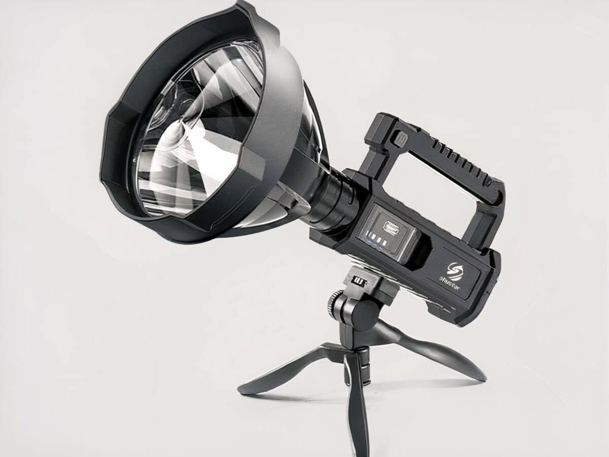 Lampe longue portée LED avec trépied rotatif Lampe longue portée LED avec trépied rotatif sur fond gris