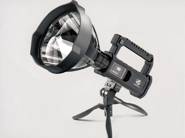 Lampe longue portée LED avec trépied rotatif sur fond gris