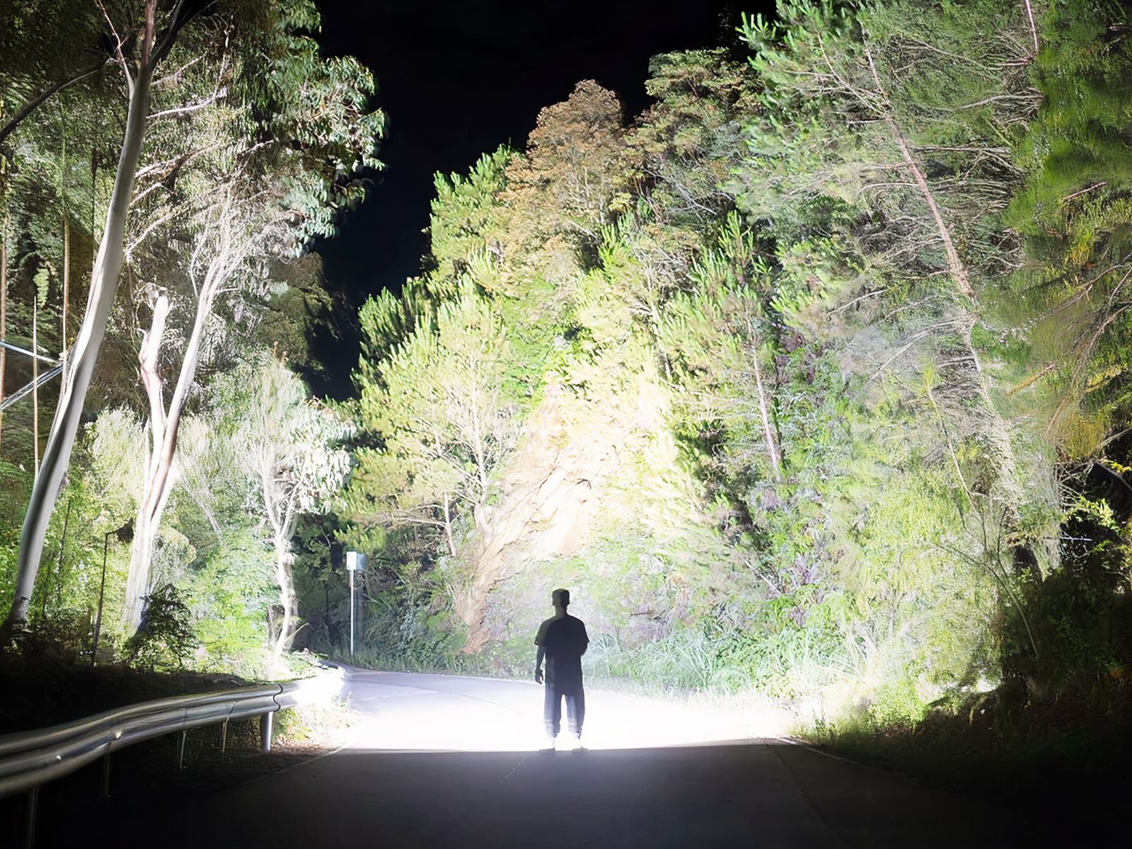 Lampe longue portée LED compacte et moderne