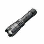 Lampe longue portée LED étanche et design sur fond blanc