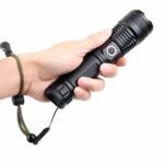 Lampe torche LED étanche et rechargeable Lampe torche LED étanche et rechargeable tenue dans une main et sur fond blanc