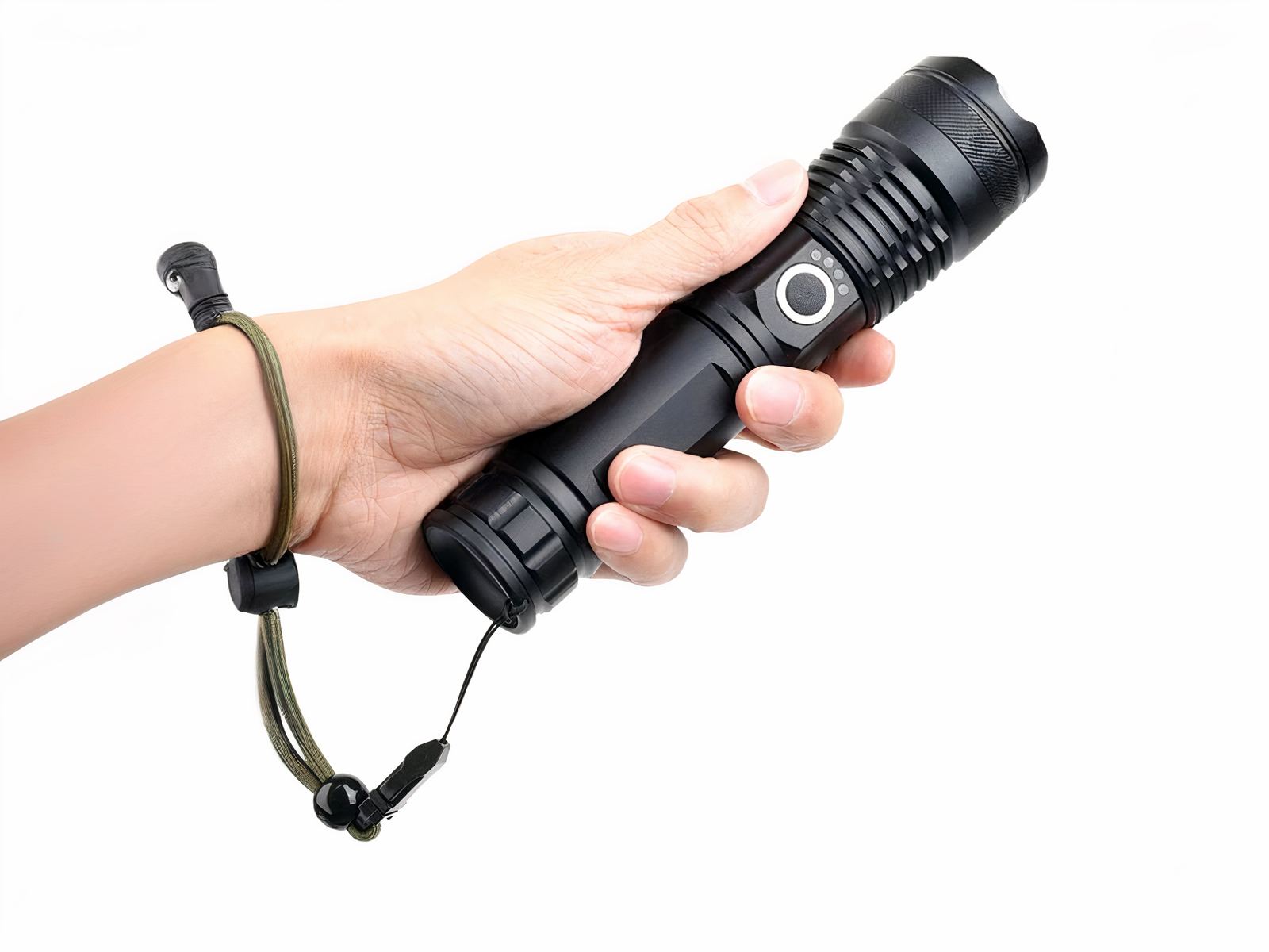 Lampe torche LED étanche et rechargeable tenue dans une main et sur fond blanc