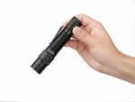 Lampe torche LED noire compacte et légère