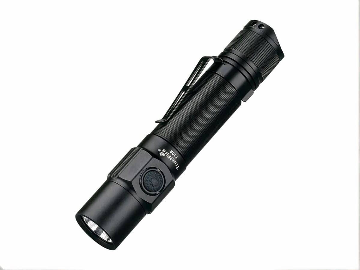 Lampe torche LED noire compacte et légère sur fond blanc