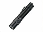 Lampe torche LED noire compacte et légère sur fond blanc