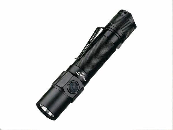 Lampe torche LED noire compacte et légère sur fond blanc
