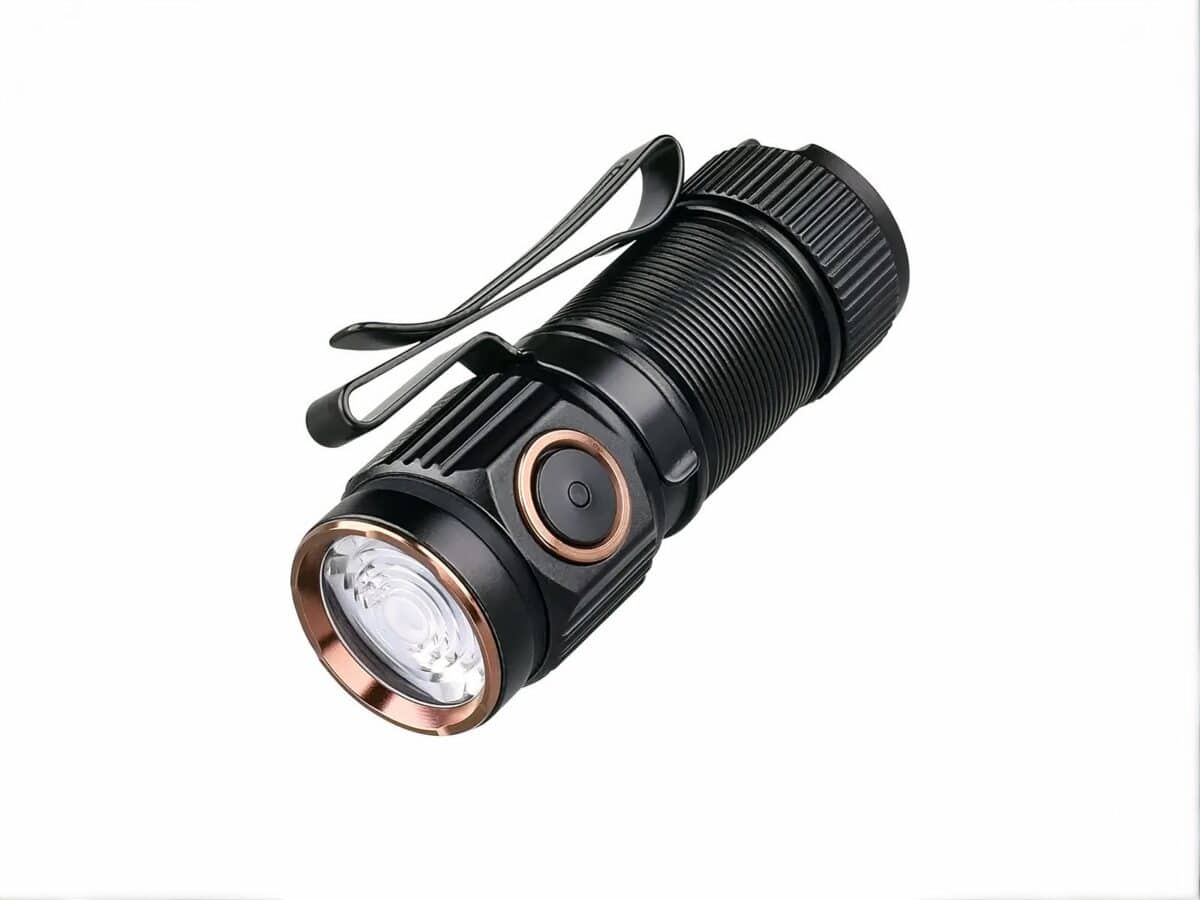 Lampe torche LED noire design et pratique sur fond blanc