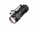 Lampe torche LED noire design et pratique sur fond blanc