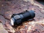 Lampe torche LED noire design et pratique