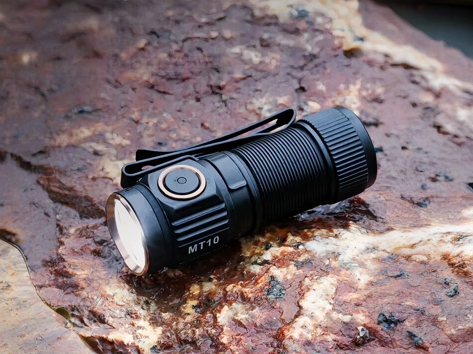 Lampe torche LED noire design et pratique