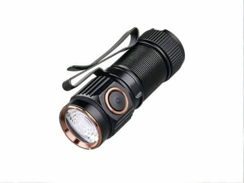 Lampe torche LED noire design et pratique sur fond blanc