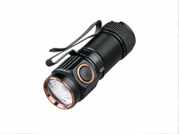 Lampe torche LED noire design et pratique sur fond blanc