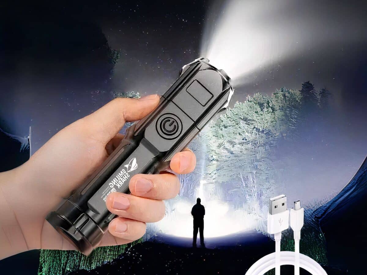 Lampe torche LED noire longue portée