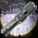 Lampe torche LED noire longue portée Lampe torche LED noire longue portée sur fond gris