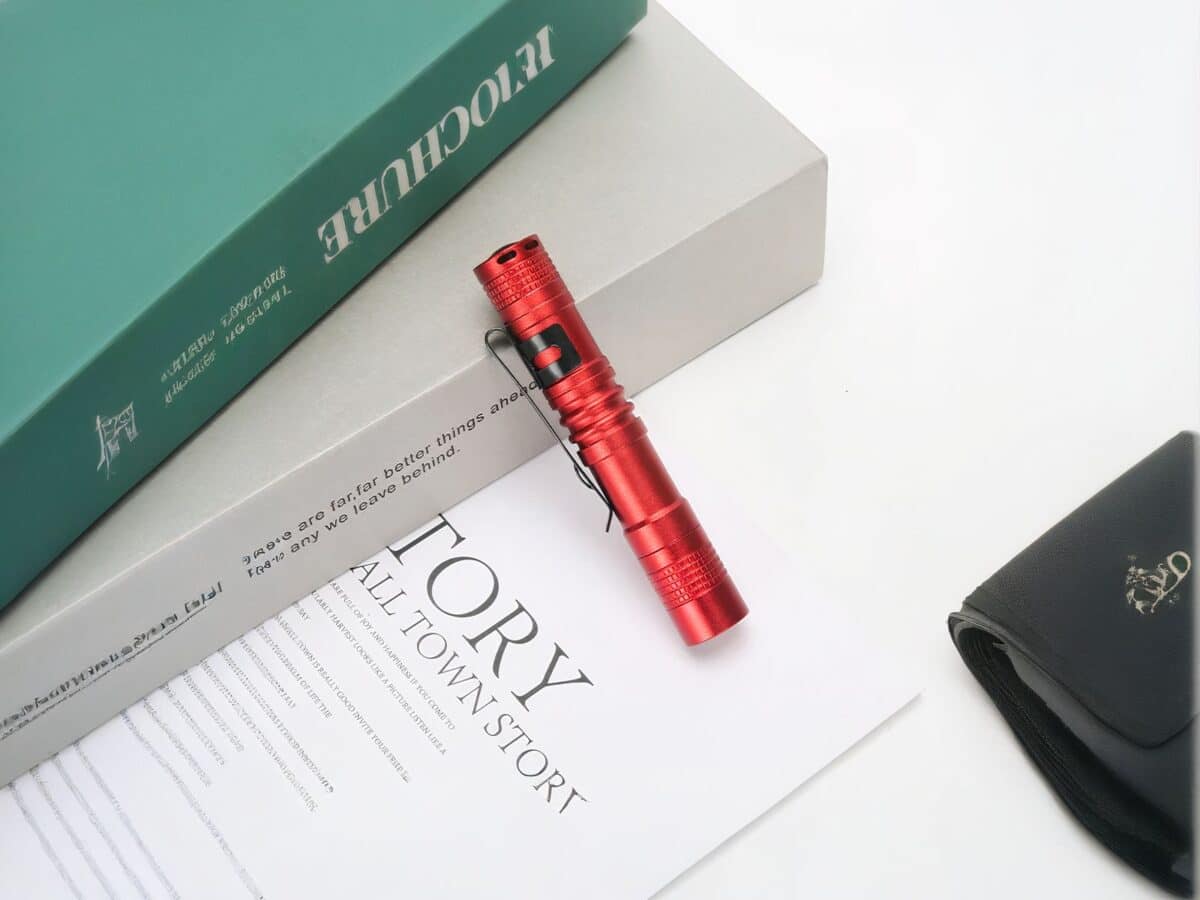 Lampe torche LED petit format avec clip intégré