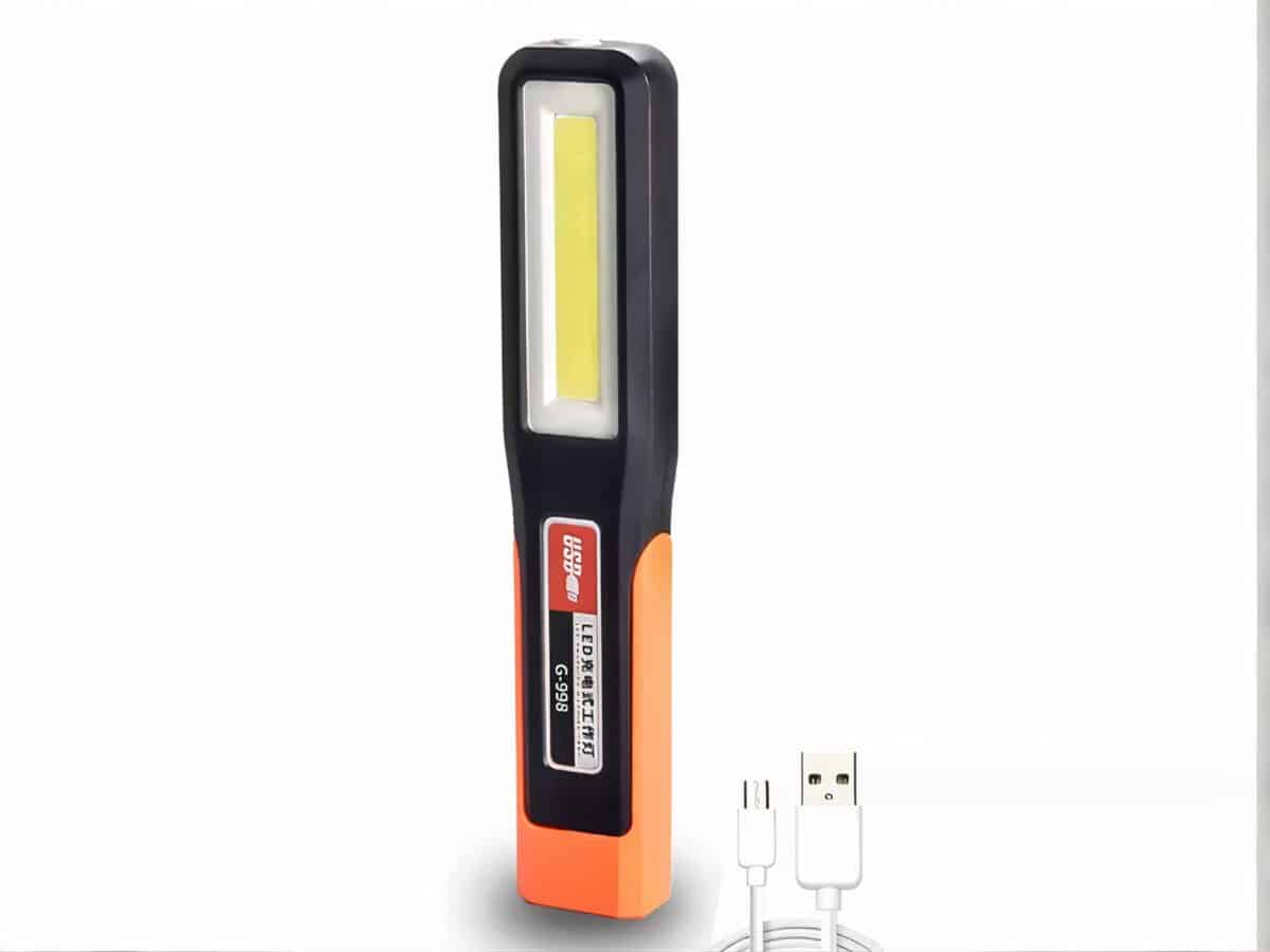 Lampe torche LED pratique et polyvalente sur fond blanc