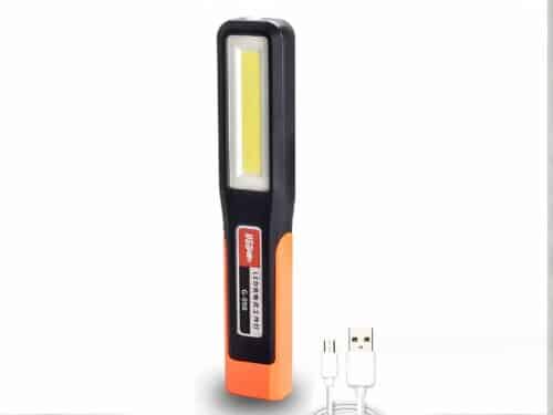 Lampe torche LED pratique et polyvalente sur fond blanc