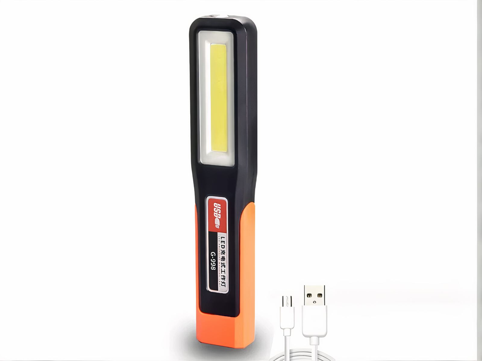 Lampe torche LED pratique et polyvalente sur fond blanc