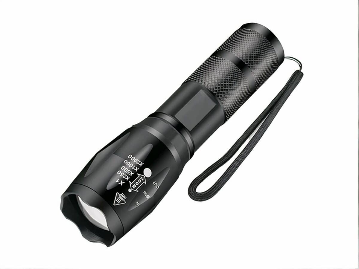 Lampe torche LED puissante et étanche sur fond blanc