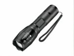 Lampe torche LED puissante et étanche sur fond blanc