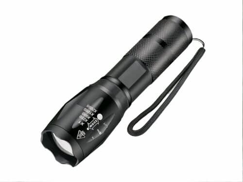 Lampe torche LED puissante et étanche sur fond blanc