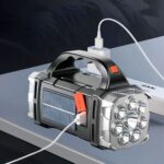 Lampe torche LED puissante et résistante Lampe torche LED puissante et résistante posée sur une table en train de charger