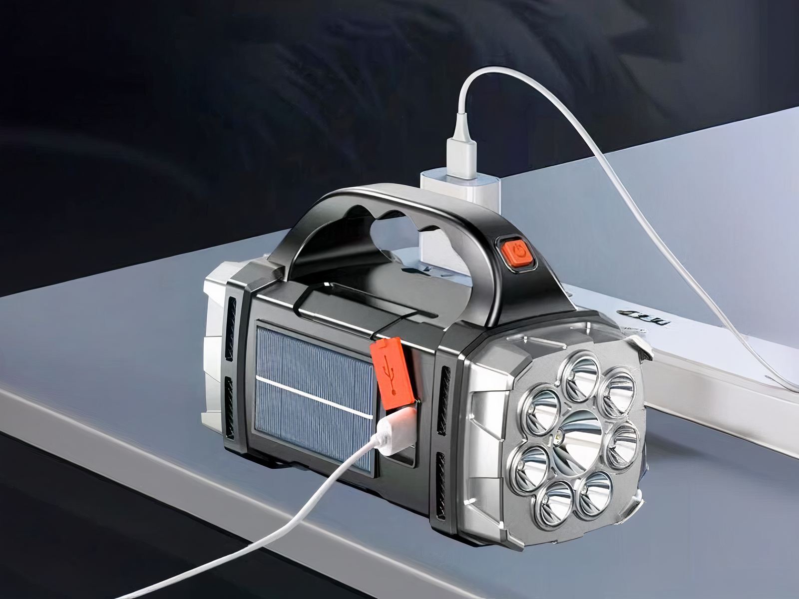 Lampe torche LED puissante et résistante posée sur une table en train de charger