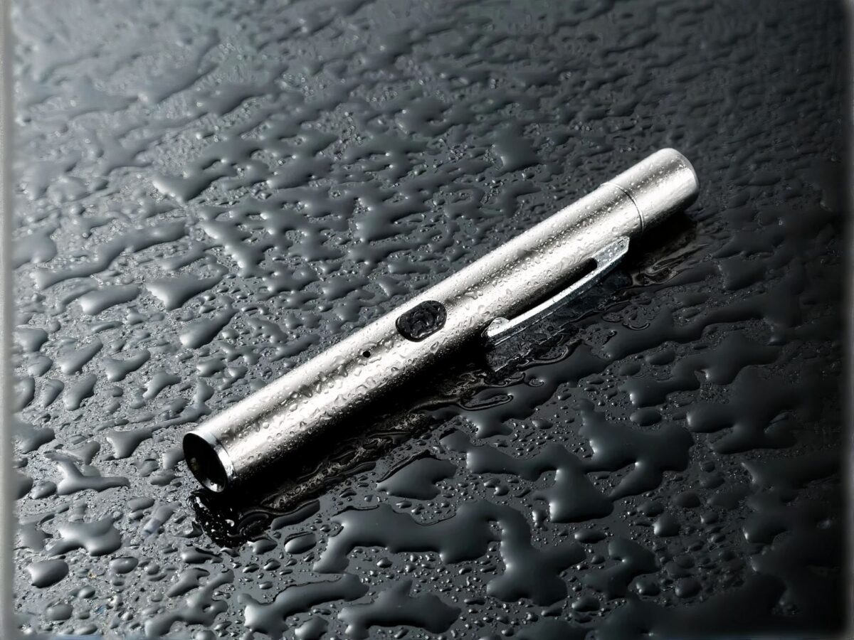 Lampe UV LED argenté en forme de stylo
