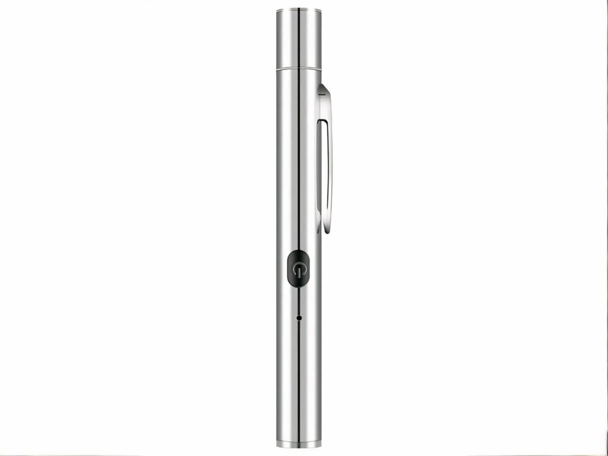 Lampe UV LED argentée en forme de stylo Lampe UV LED argenté en forme de stylo sur fond blanc