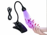 Lampe UV LED flexible pour manucure qui éclaire des ongles et sur fond blanc