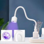 Lampe UV LED sèche ongles pratique et pliable Lampe UV LED sèche ongles pratique et pliable allumée et branchée sur une prise