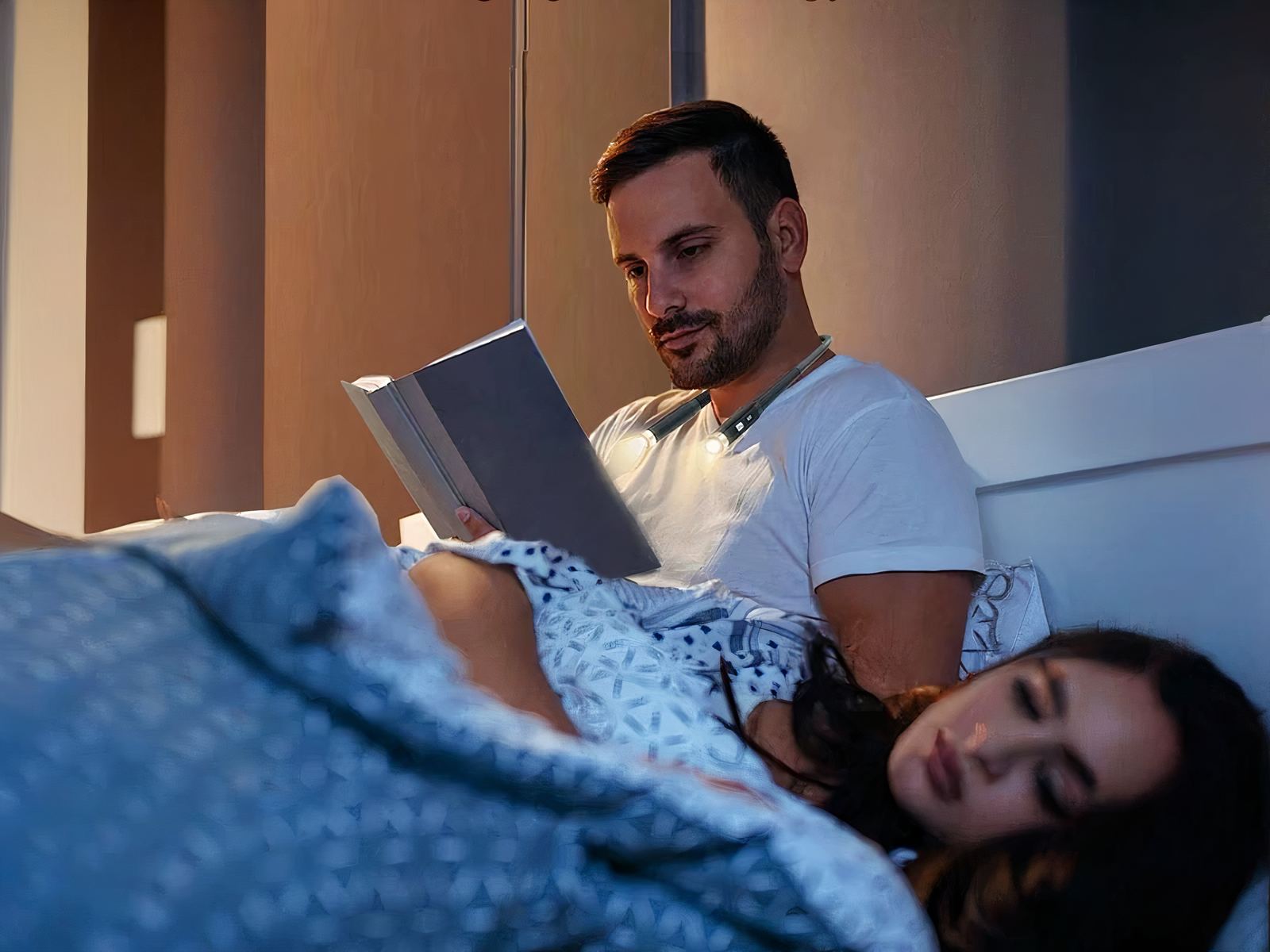 Liseuse LED de cou flexible et polyvalente