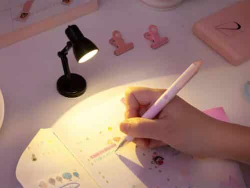 Liseuse LED pince et socle en petit format