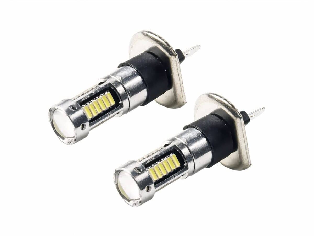 Lot 2 phares LED ampoules H1 antibrouillards 6000K Lot 2 phares LED ampoules H1 antibrouillards 6000k, sur fond blanc.