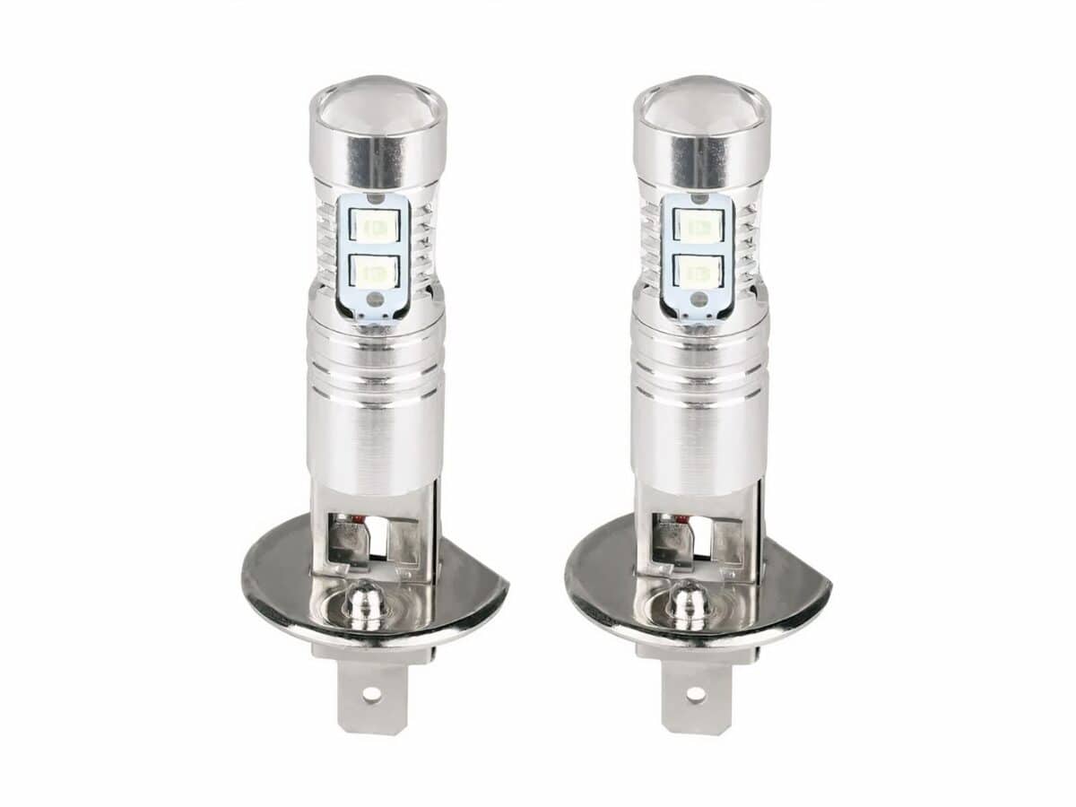 Lot 2 phares LED ampoules H1 blanches 6000K Lot 2 phares LED ampoules H1 blanches 6000K sur fond blanc.