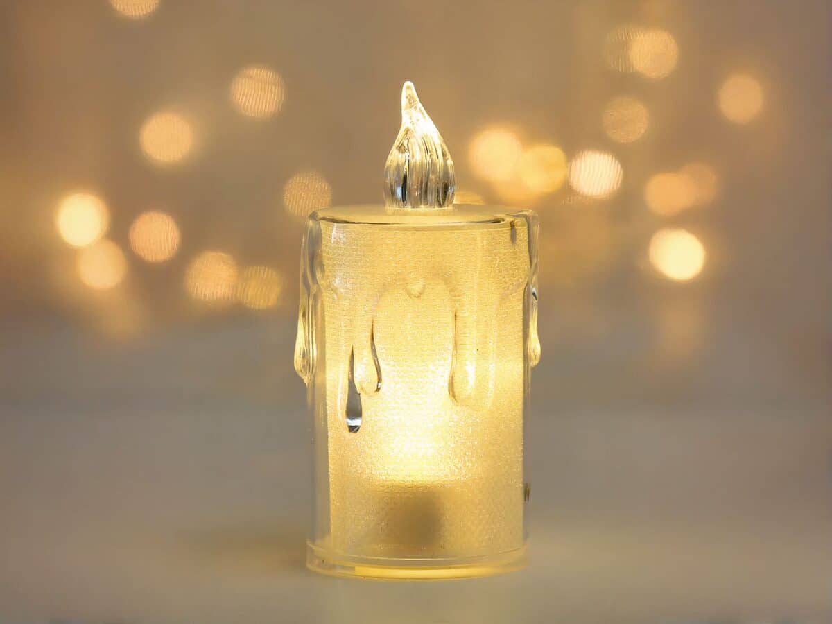 Lot de 24 bougies LED flamme vacillante avec lumière jaune Lot de 24 bougies LED flamme vacillante avec lumière jaune, sur un fond gris.
