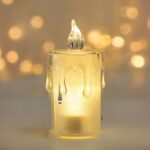 Lot de 24 bougies LED flamme vacillante avec lumière jaune Lot de 24 bougies LED flamme vacillante avec lumière jaune, sur un fond gris.
