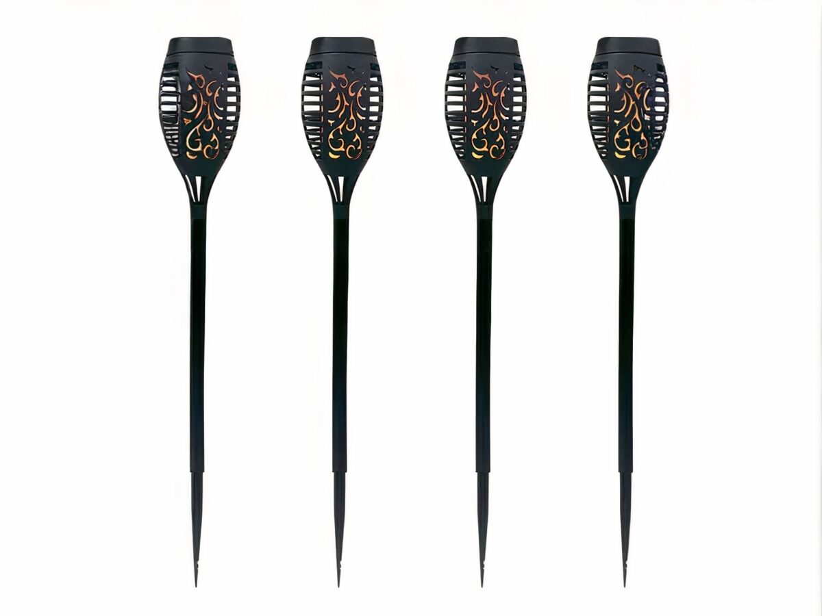 Lot de 4 lampes LED solaires en forme de torches, sur un fond blanc.