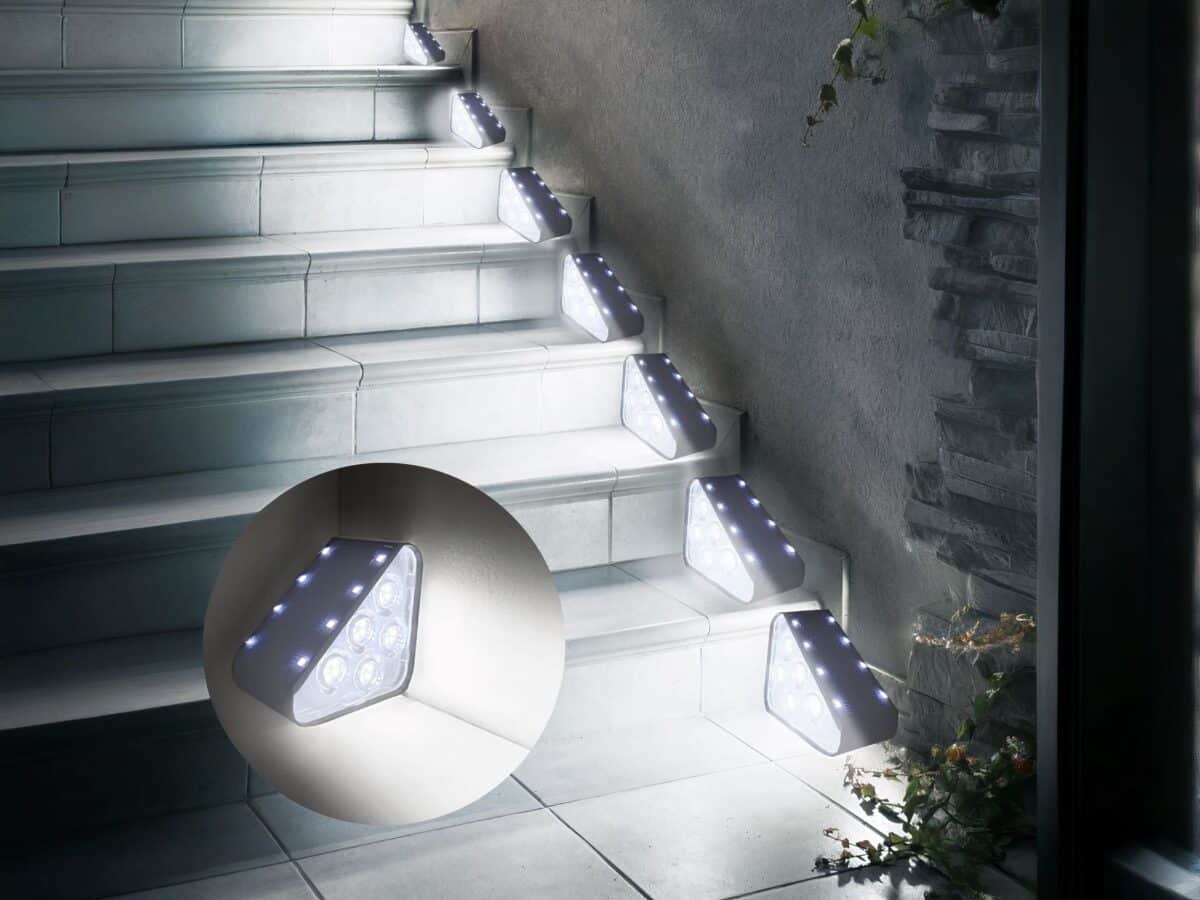 Lot de 6 appliques LED solaires triangulaires pour escaliers, avec lumière blanche.
