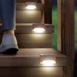 Lot de 8 appliques LED solaires marron design et élégantes Lot de 8 appliques LED solaires marron design et élégantes, sur des marches d'escalier.