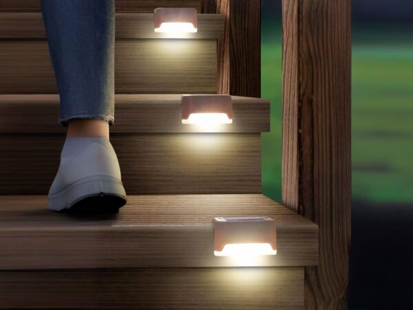 Lot de 8 appliques LED solaires marron design et élégantes, sur des marches d'escalier.