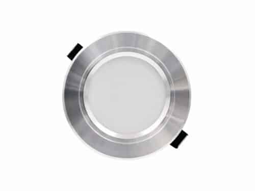 Lot de dix spots LED encastrables robustes et durables argentés sur fond blanc
