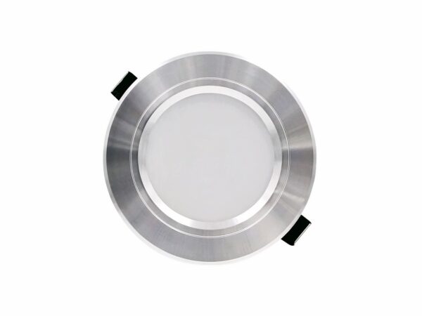 Lot de dix spots LED encastrables robustes et durables argentés sur fond blanc
