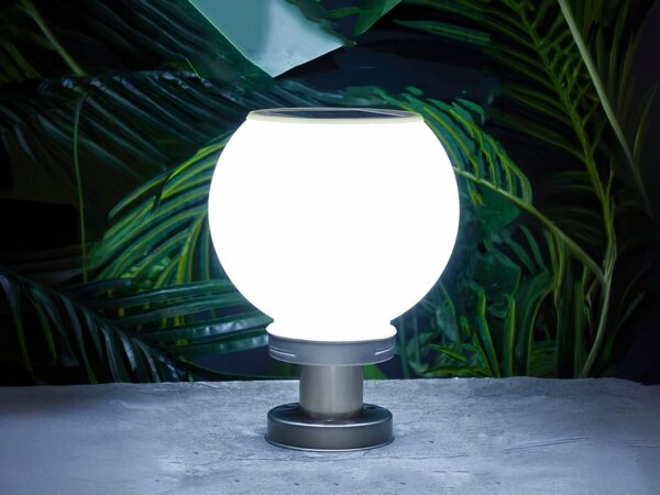 Luminaire LED d'extérieur décoratif robuste et résistant allumé la nuit