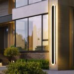 Luminaire LED extérieur design et élégant Lampe LED d'extérieur design et élégante allumée sur le mur d'un immeuble