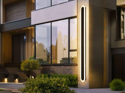 Lampe LED d'extérieur design et élégante allumée sur le mur d'un immeuble