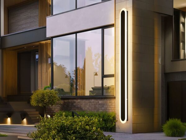 Lampe LED d'extérieur design et élégante allumée sur le mur d'un immeuble
