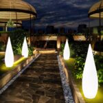 Luminaire LED extérieur minimaliste et moderne Luminaire LED d'extérieur minimaliste et moderne allumé sur une terrasse