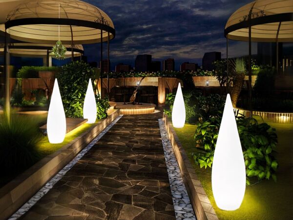 Luminaire LED d'extérieur minimaliste et moderne allumé sur une terrasse